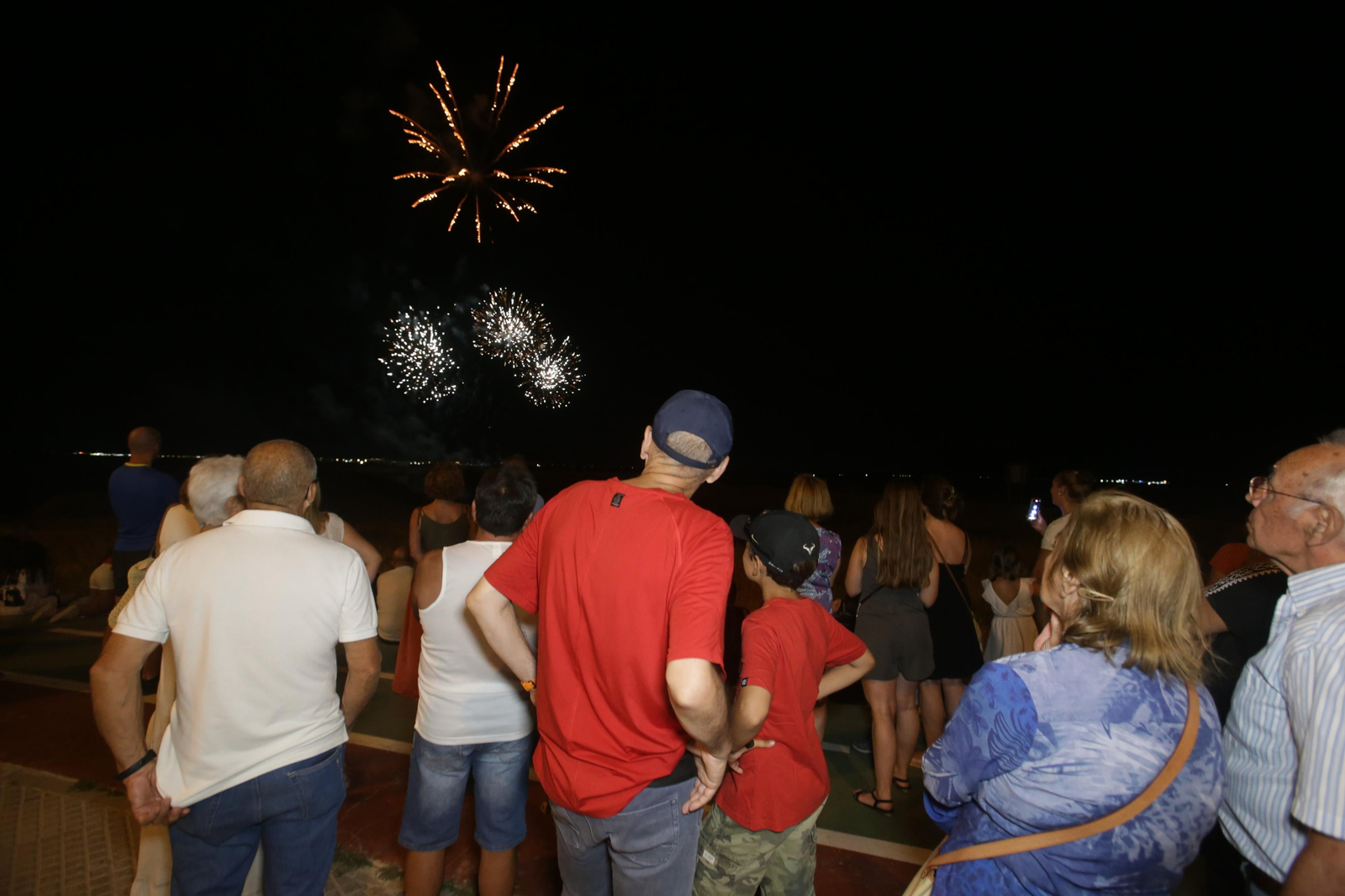 Fuegos artificiales para cerrar la Feria del Carmen y de la Sal en San Fernando