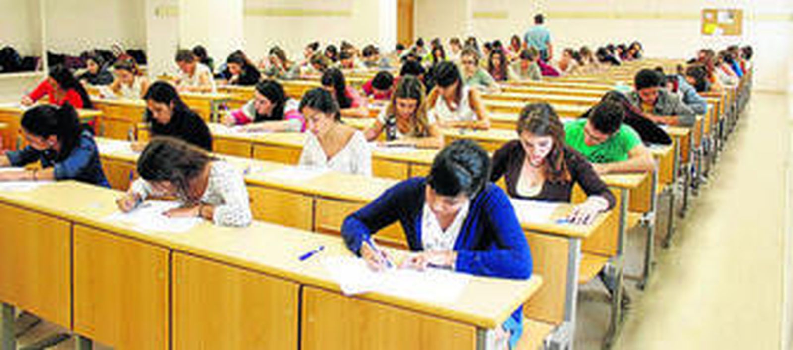 Un profesor muestra un sobre con las pruebas en la sede de Derecho de la Universidad de Sevilla.