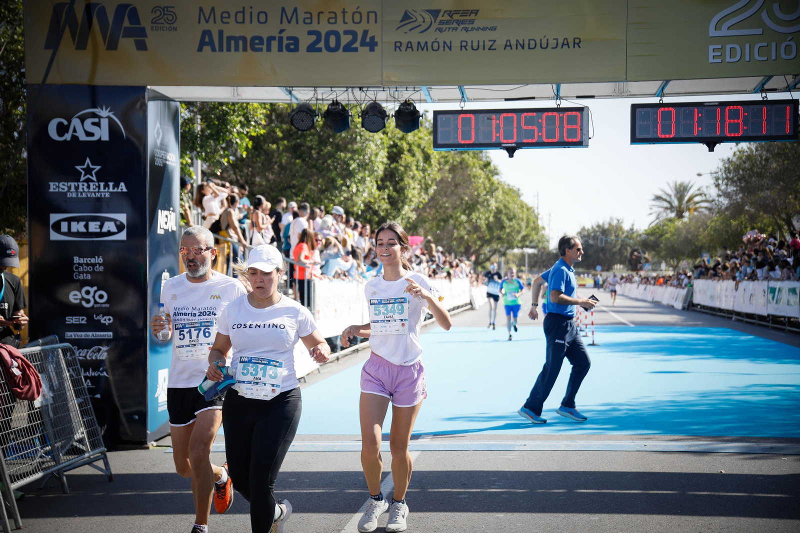 Imágenes de la llegada de la Media maratón Ciudad de Almería