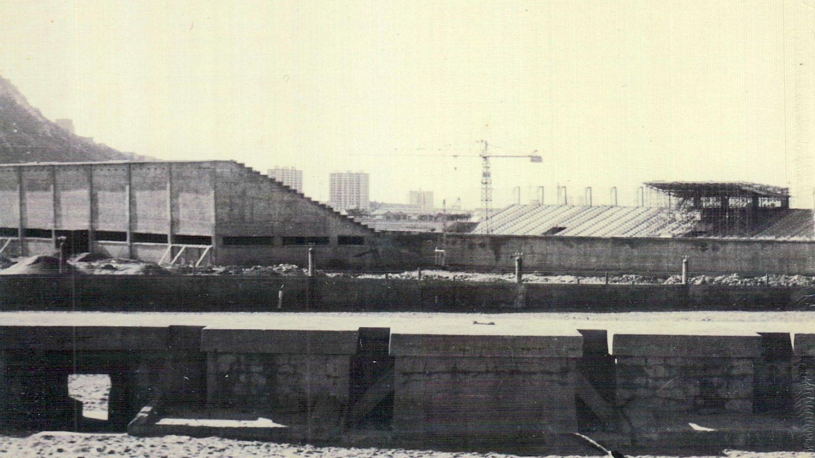 Construcción del Estadio José Antonio (hoy Municipal).