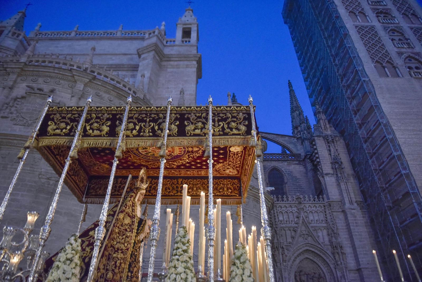 La Virgen de la Victoria, en rosario de aurora a la Catedral