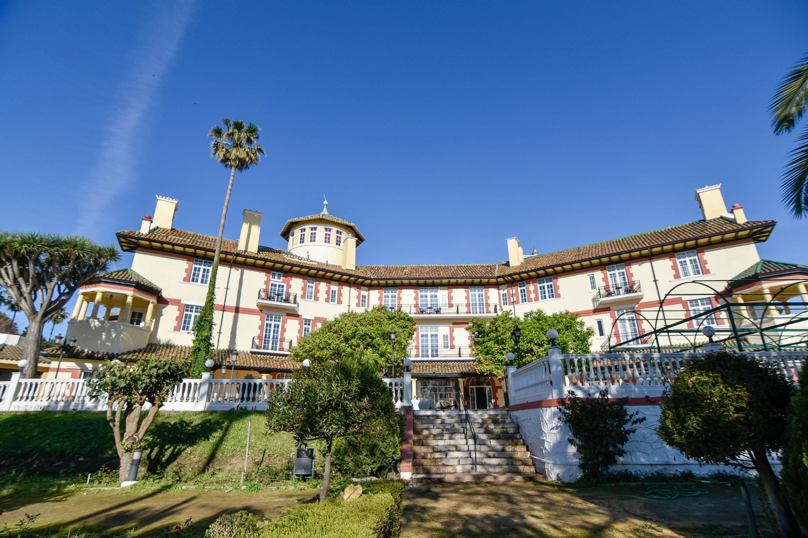 El hotel Reina Cristina, preparado para reabrir sus puertas el miércoles 13 de abril.