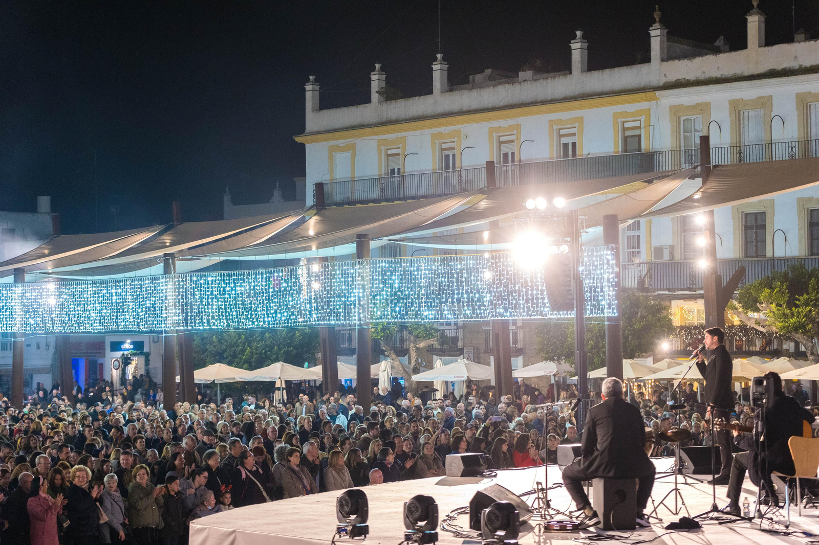 Doble sesión de zambombas navideñas en la plaza del Rey de San Fernando