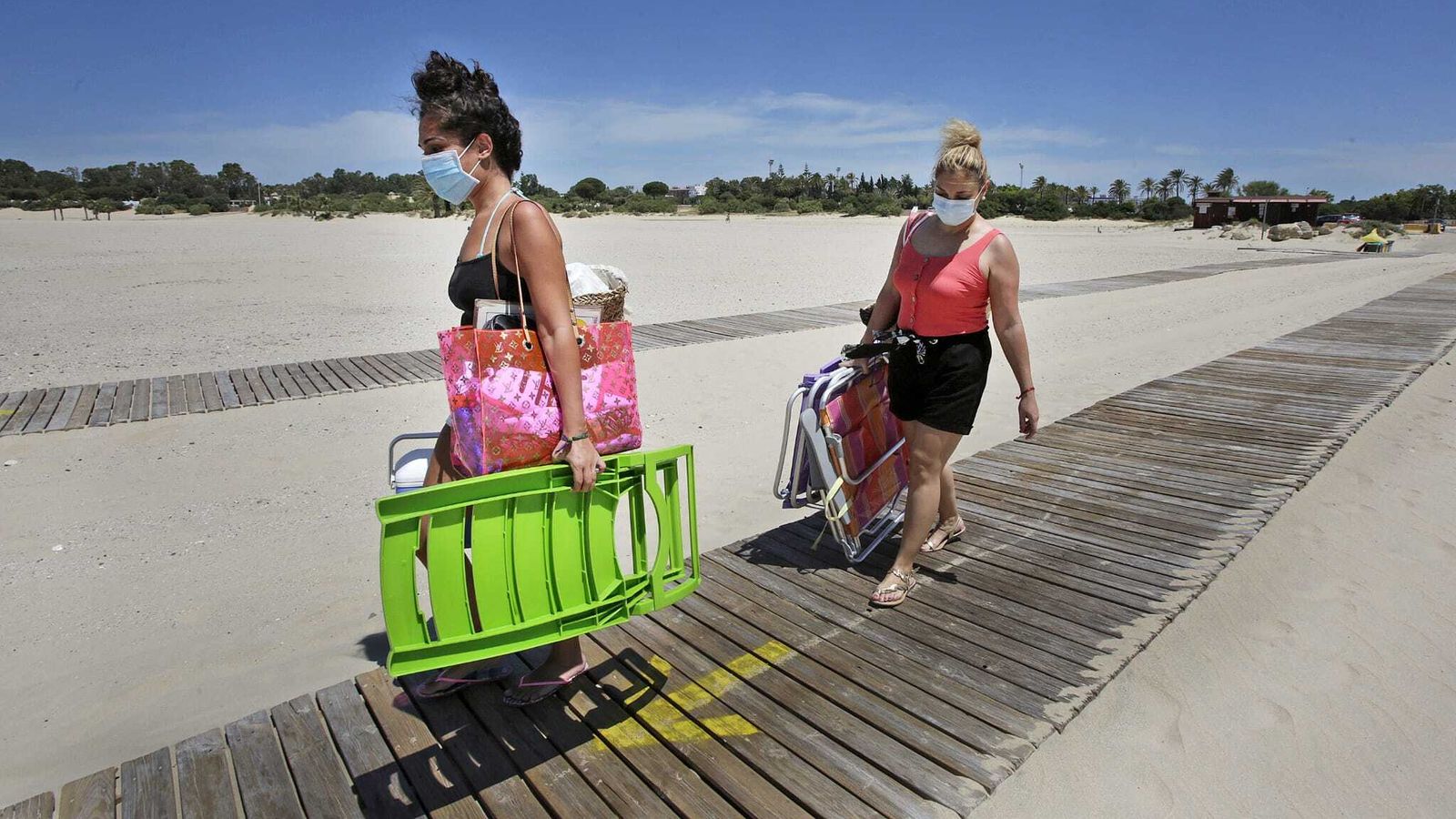 Se han establecido pasarelas de entrada y salida en algunos lugares.
