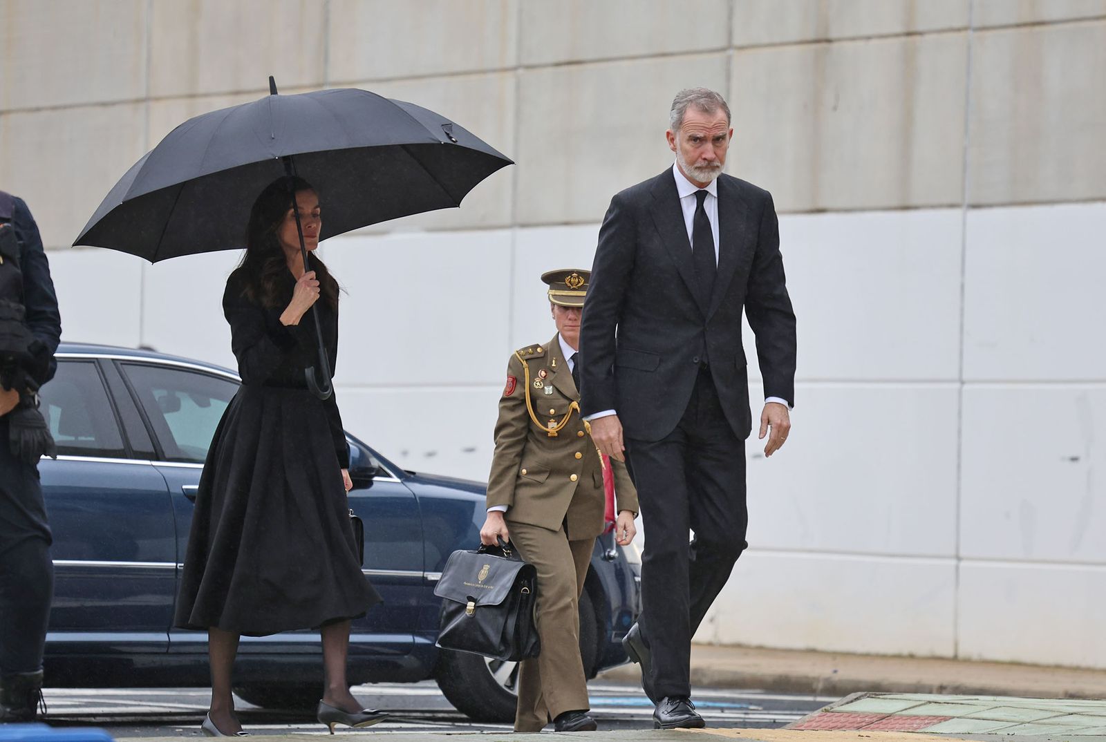 Fotografías de la llegada de los reyes Felipe VI y Doña Letizia al funeral por las víctimas de Adamuz en Huelva