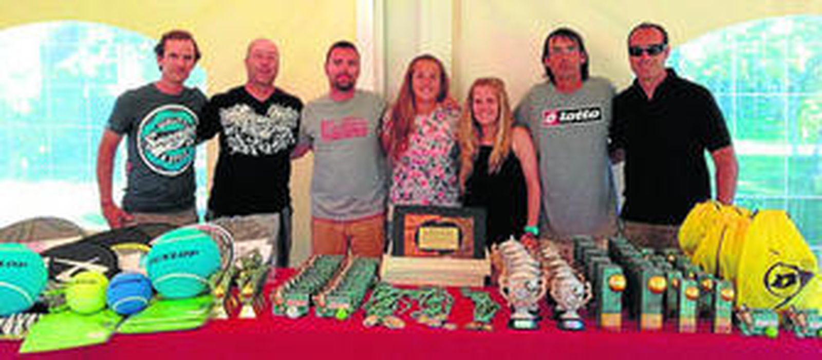 Los responsables de la escuela Xtreme Tennis, junto a los trofeos y premios repartidos en la clausura del curso.
