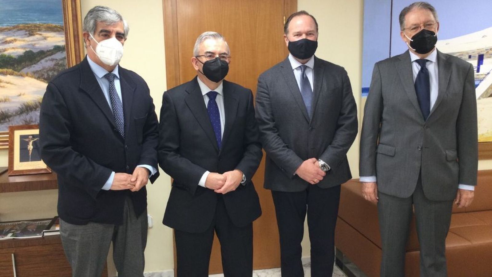 José Luis García-Palacios Álvarez, presidente de la Fundación Caja Rural del Sur, y José Joaquín León Morgado, hermano mayor de la Soledad de San Lorenzo, junto con los anteriores hermanos mayores de esta corporación, José Ramón Pineda e Ignacio Valduérteles, que asistieron al acto.