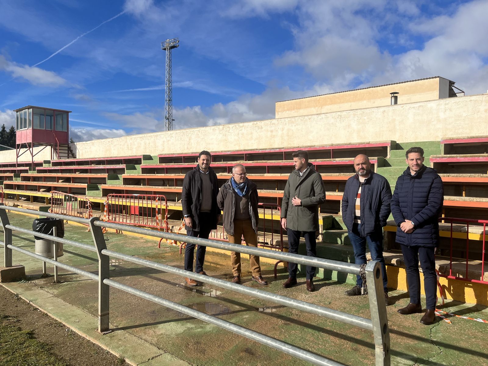 Imagen de los responsables políticos en las gradas de la instalación bastetana.