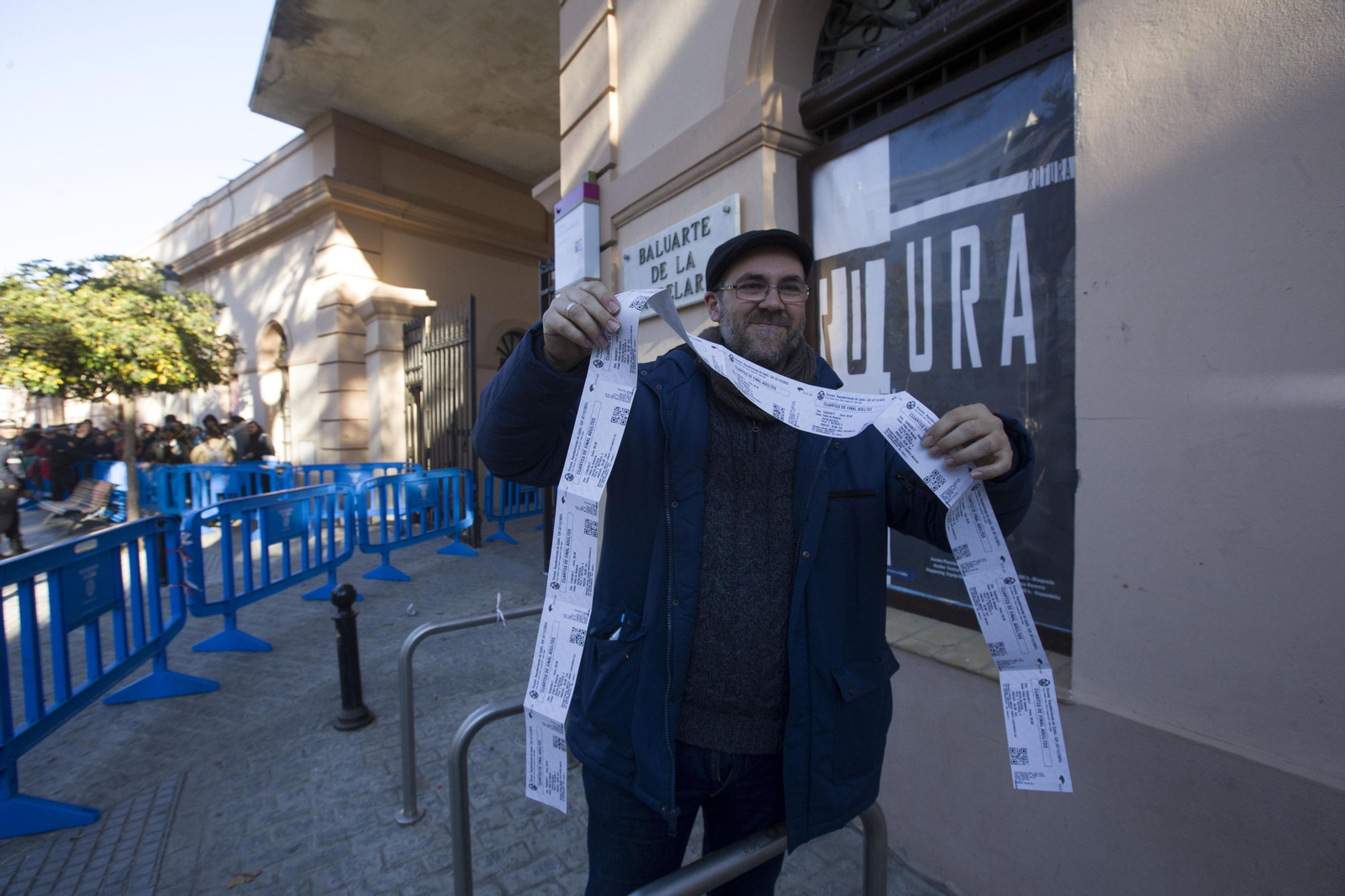 Un aficionado muestra una ristra de entradas recién adquiridas ayer.