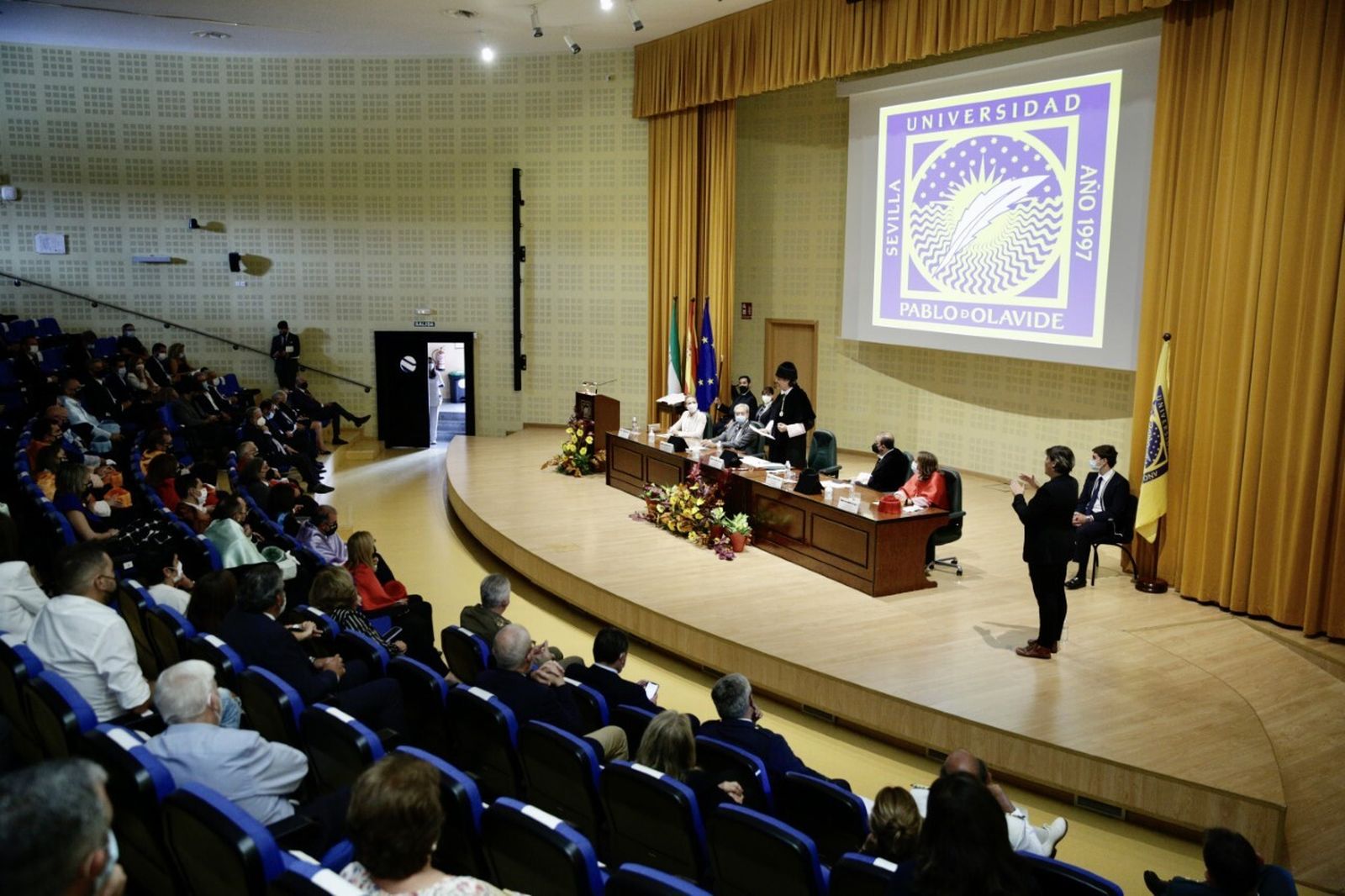 Momento en el que Francisco Oliva pronuncia el discurso de inicio de curso.