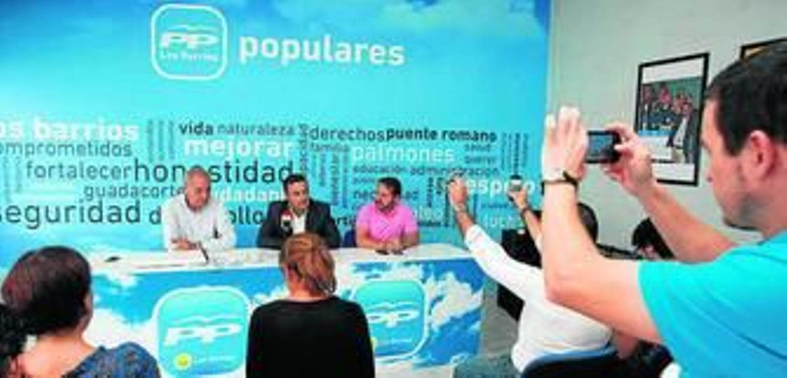 Ramos, Gil y Lara, ayer en la sede del PP de Los Barrios.
