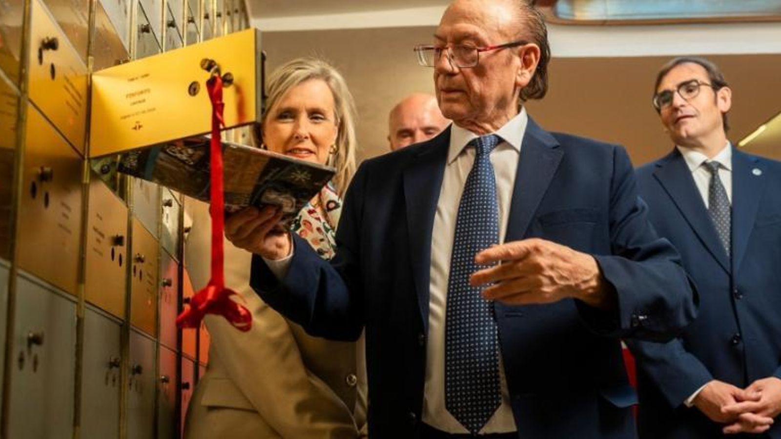 Fosforito deposita en la Caja de las Letras del Instituto Cervantes su legado.