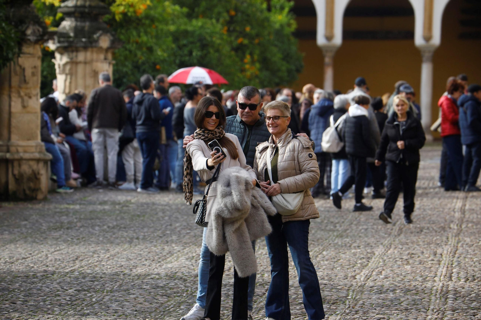 Los turistas 'toman' Córdoba en el puente de la Constitución