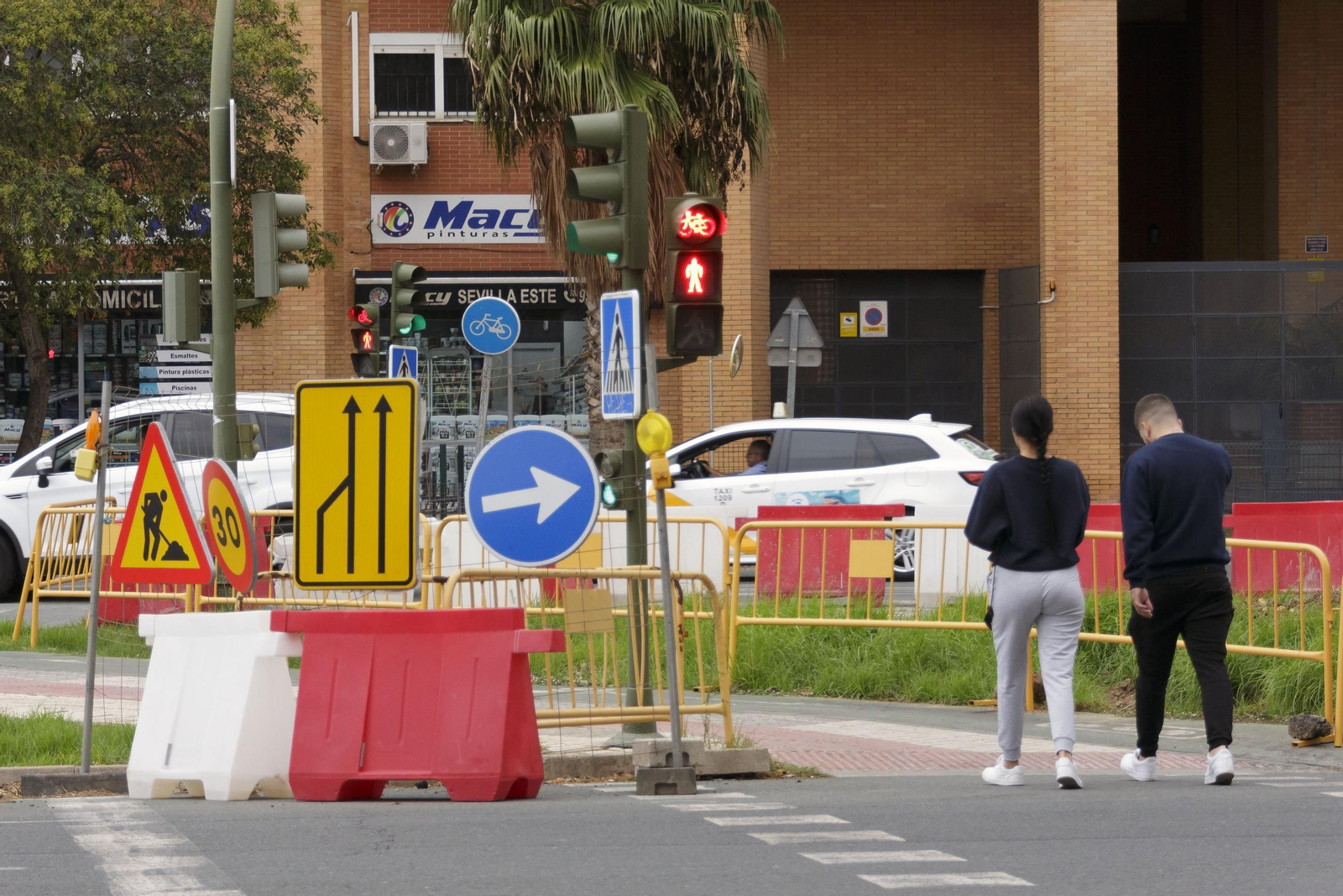 Obras de la construcción del carril del tranvibus que conectará Santa Justa, Sevilla Este y Torreblanca