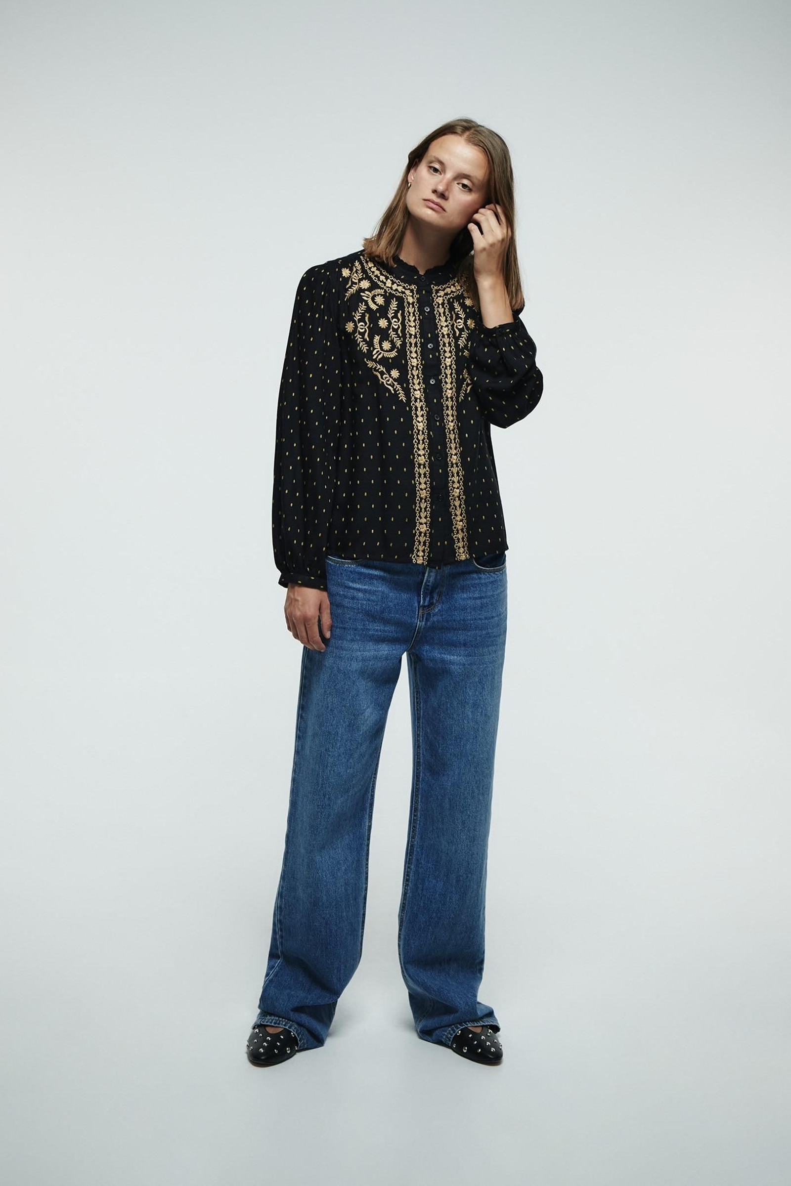 Blusa con bordados de Sfera.