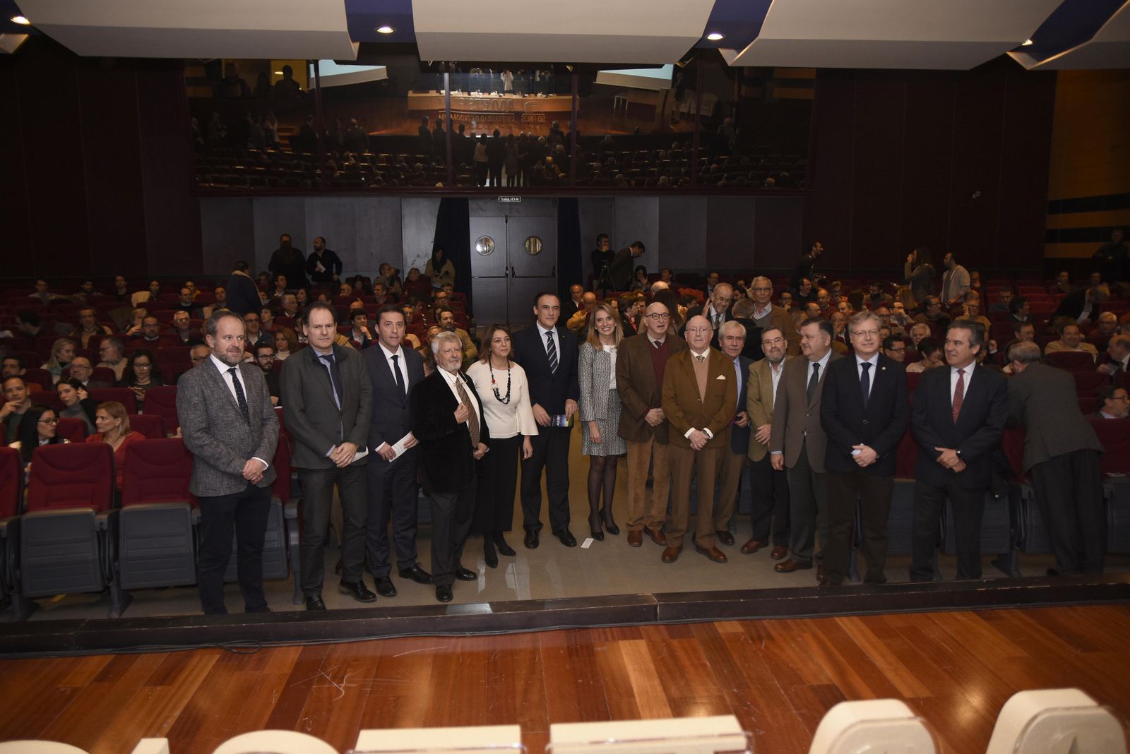 Dirigentes institucionales y antiguos directores de la Etsiam, en el centro, ayer en el Rectorado.