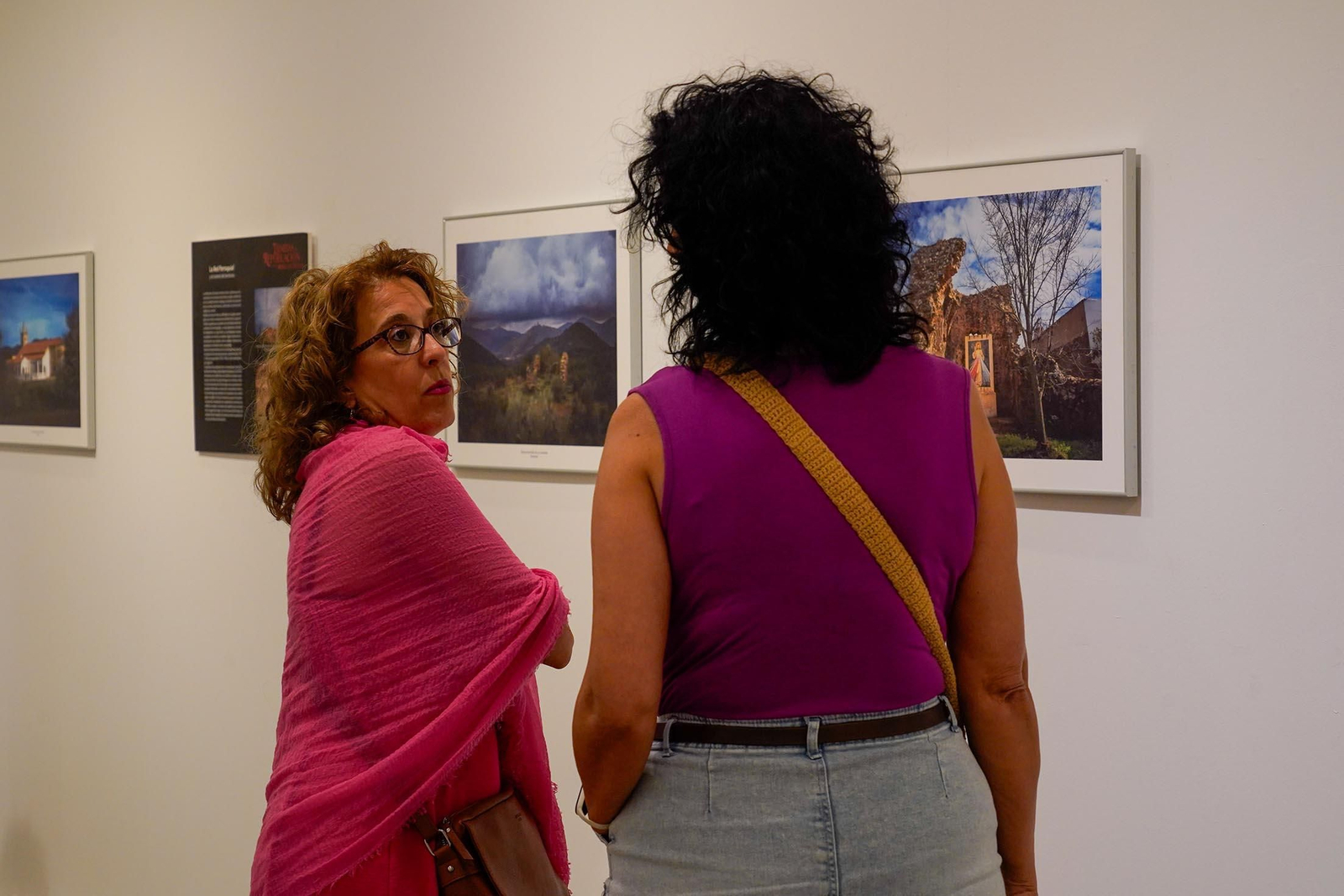 Imágenes de la inauguración de la exposición 'Ermitas de repoblación en la Sierra de Huelva' por La diputada de Cultura, Gracia Baquero, y el autor de la exposición, Jorge Garrido.