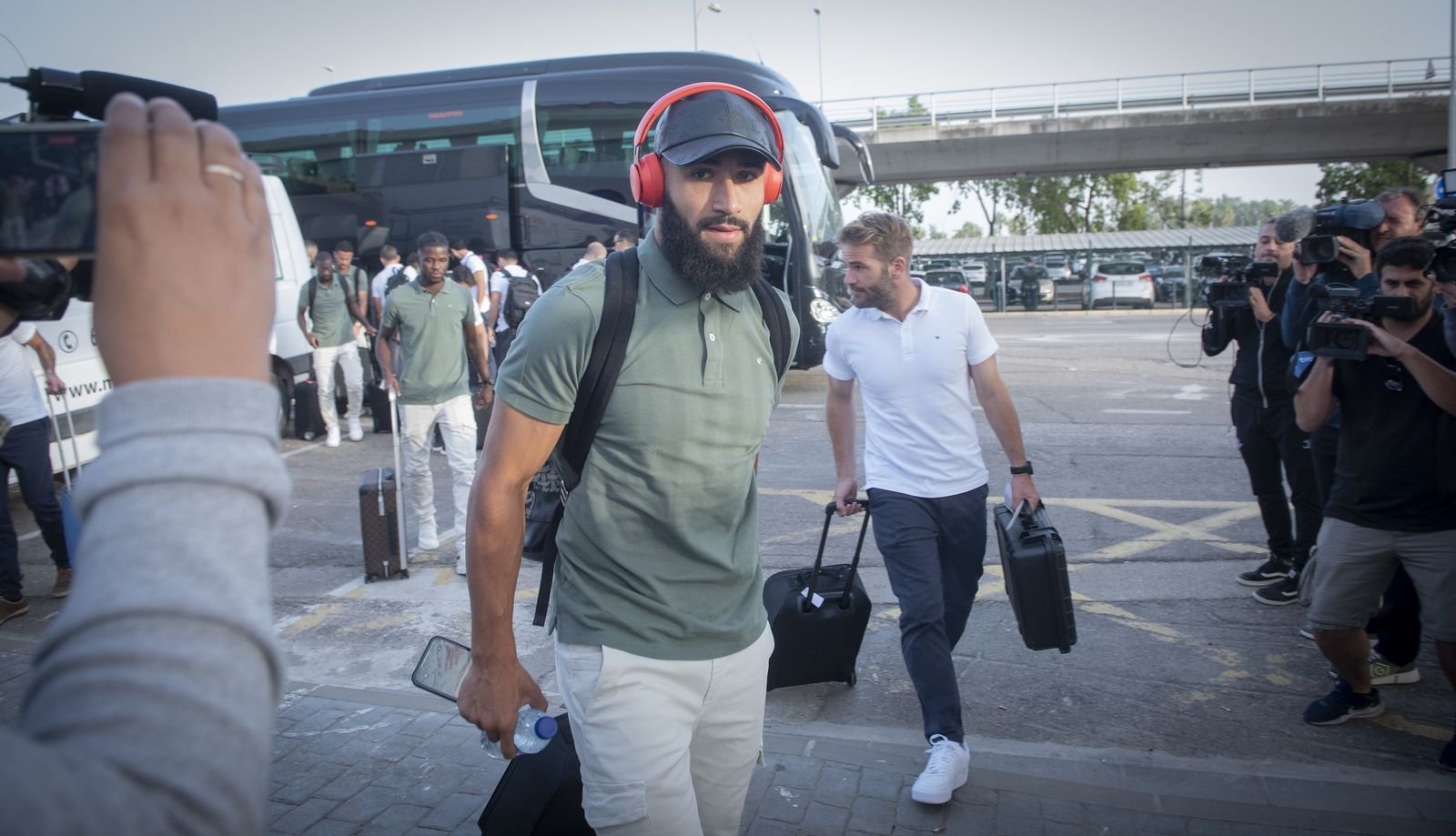 Imágenes del Real Betis en el aeropuerto de Sevilla rumbo a Roma