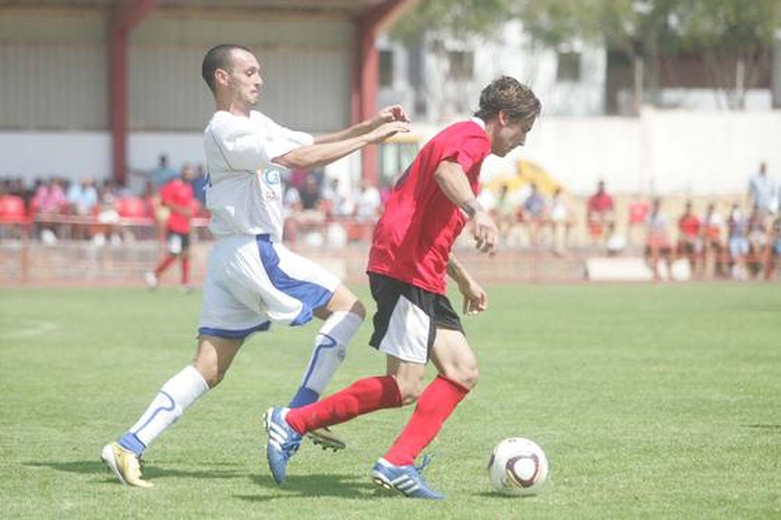 El San Roque desperdicia dos goles de ventaja ante el Pozoblanco y sufre, en su estreno como local, su primera bofetada de la temporada./Fotos: Quiñones

Foto: J.M.Q.