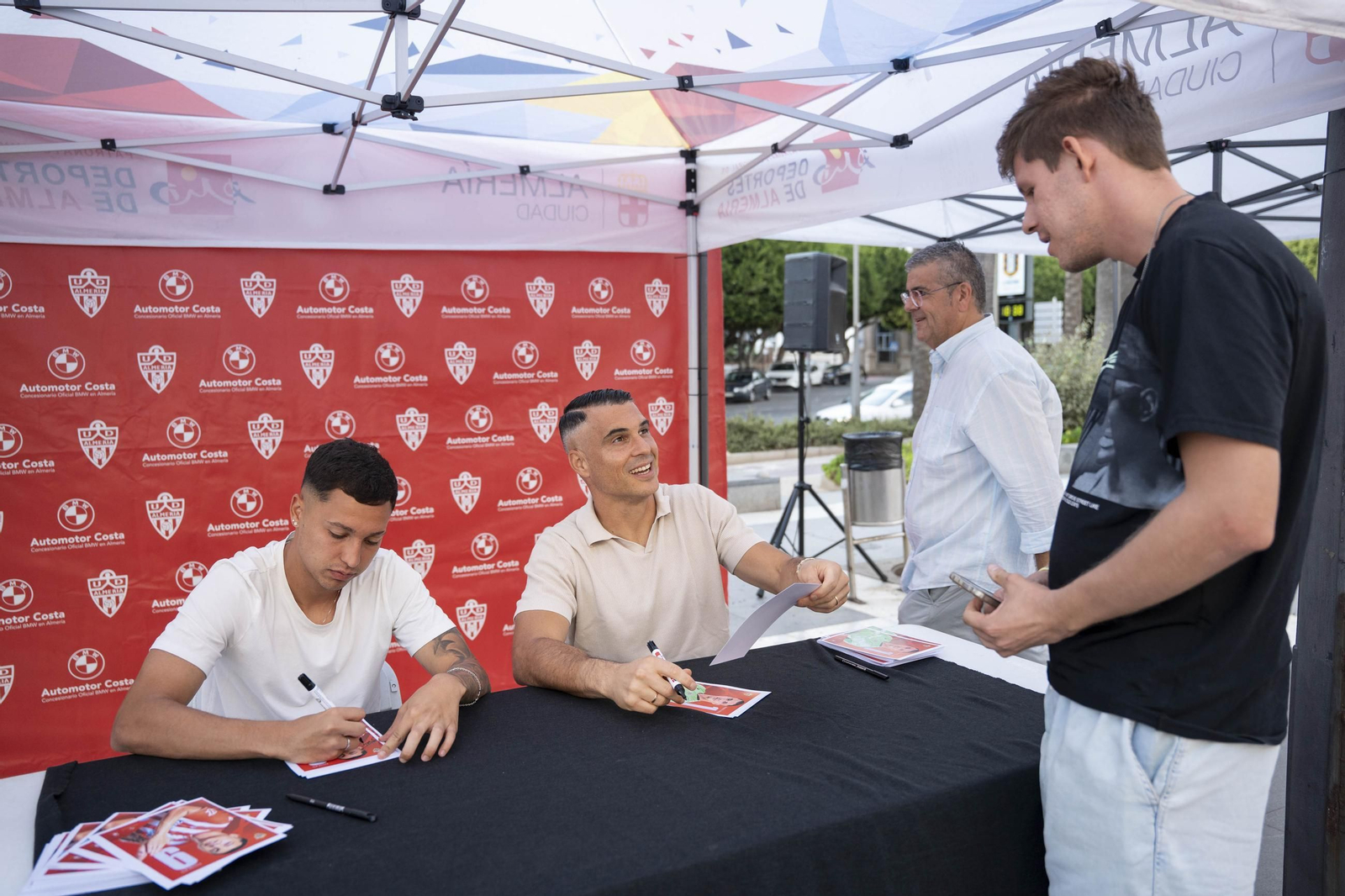Los jugadores de la UDA Thalys y Andrés firman autógrafos