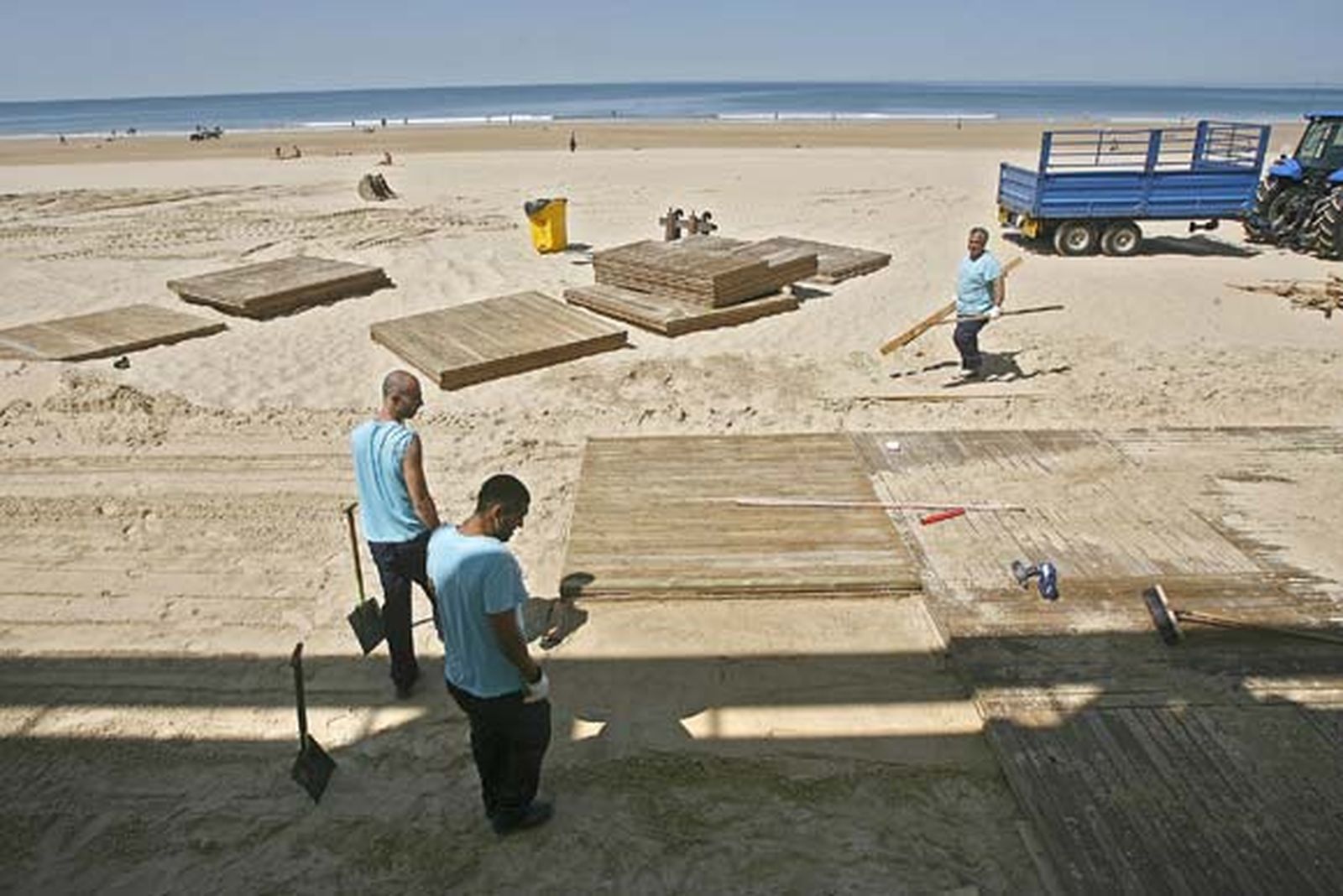Decenas de operarios se afanan estos días por dejar la zona estrella del verano gaditano en perfecto estado./Joaquín Pino

Foto: Joaquin Pino