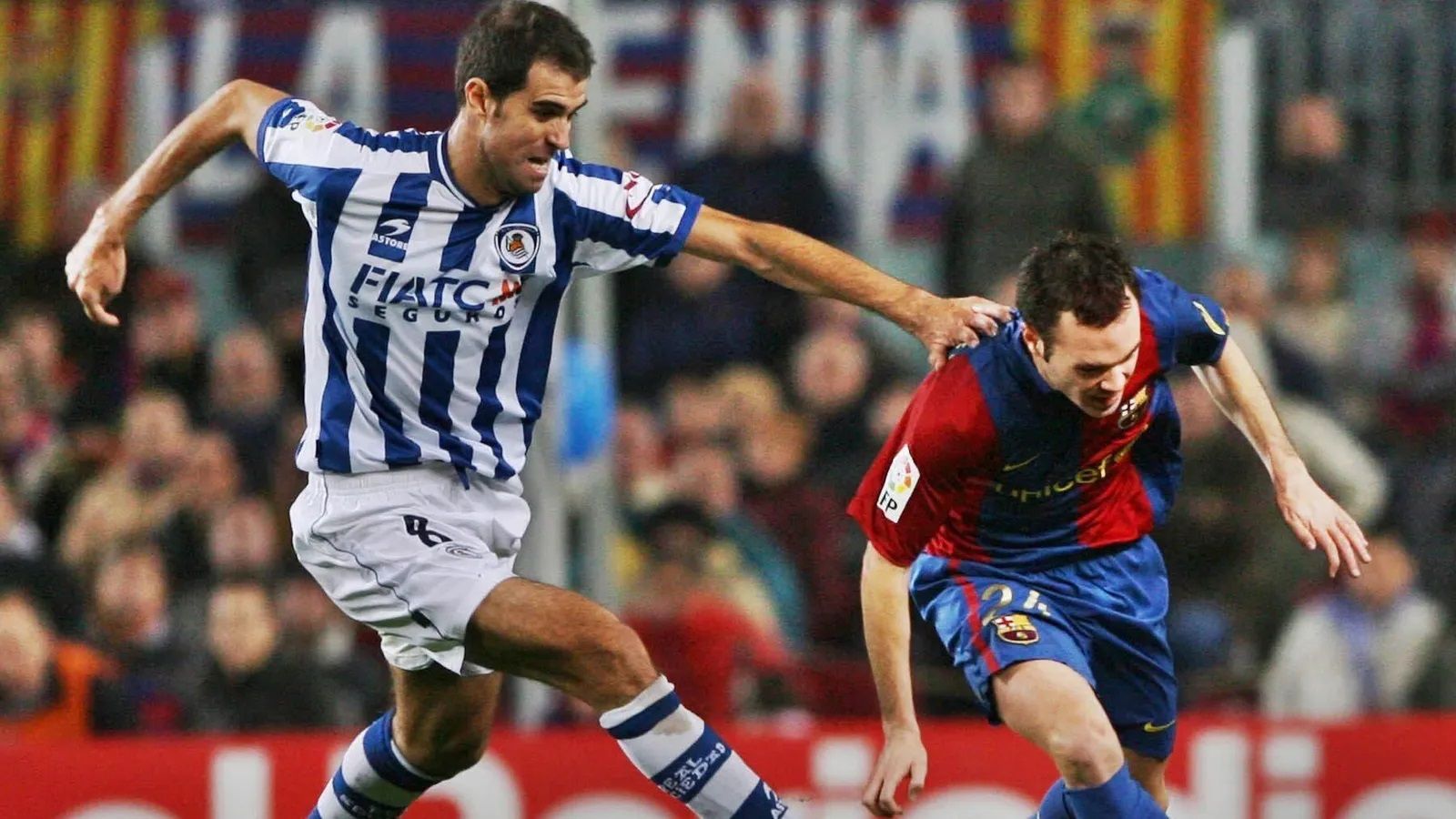 Garitano trata de parar a Iniesta en un Barcelona-Real Sociedad.