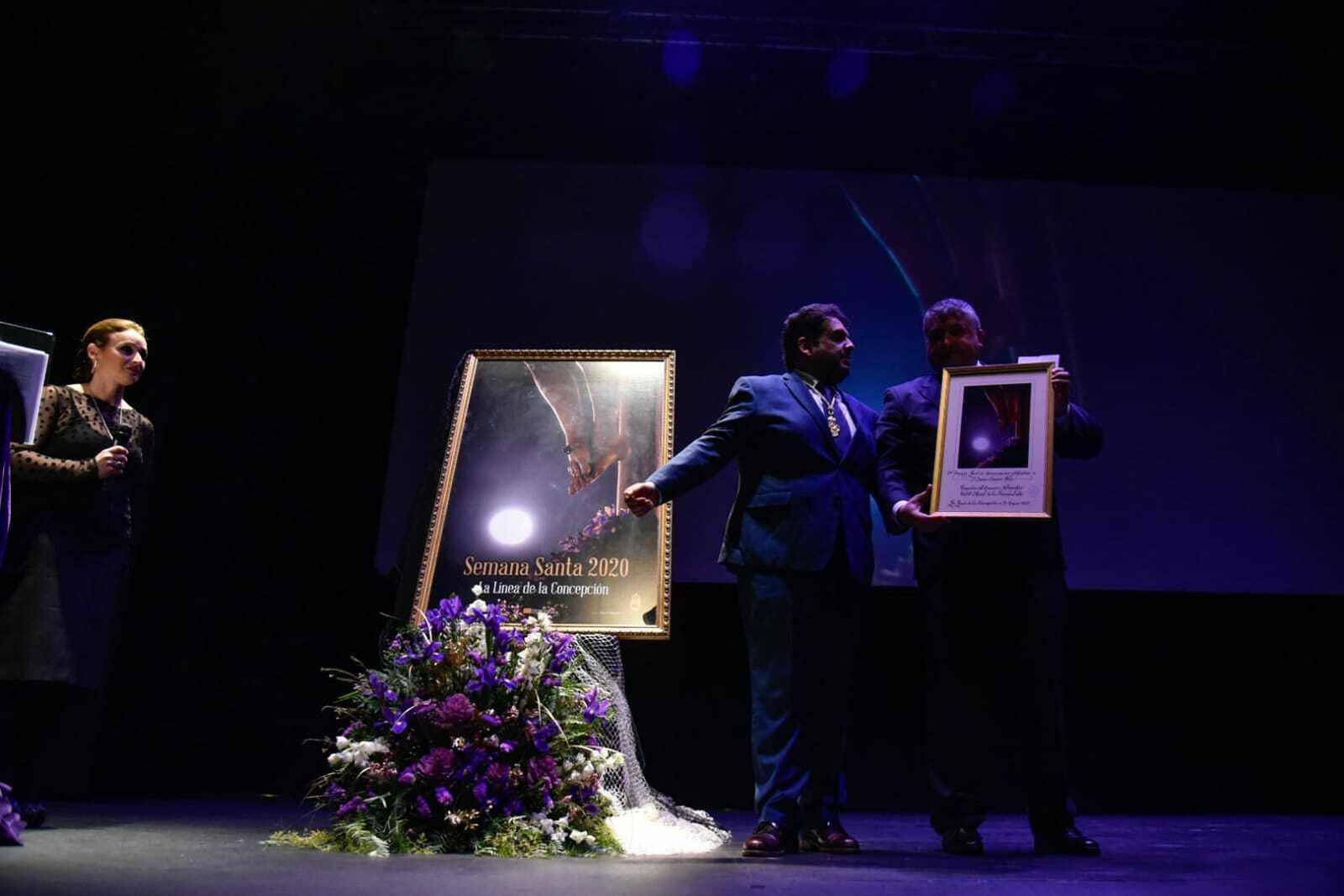 Juan Correa y Jesús Asencio, junto al cartel de la Semana Santa de La Línea de 2020