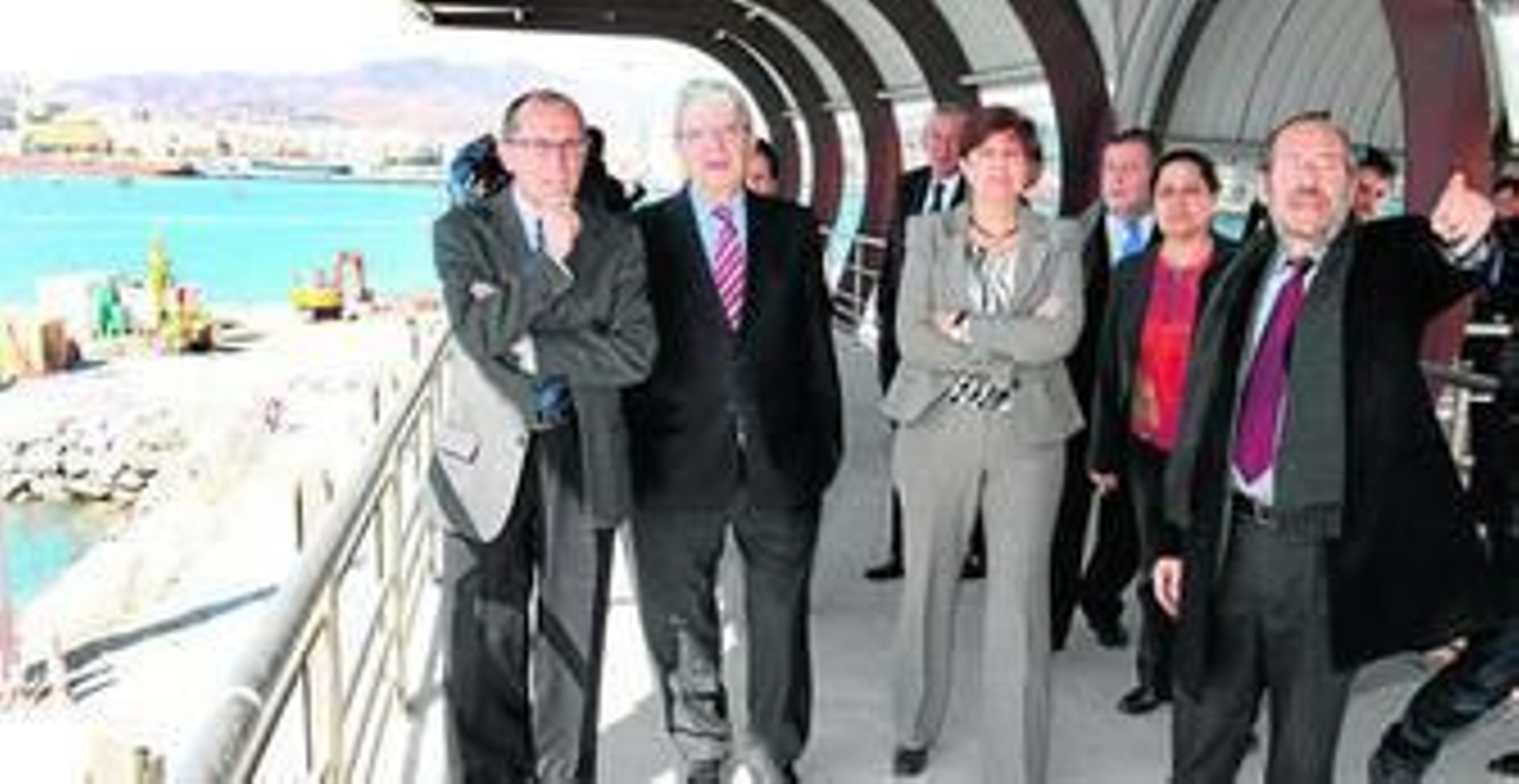 La consejera de Obras Públicas y Vivienda, Josefina Cruz, visitó ayer, entre otros, las instalaciones del puerto de Málaga. La consejera de Obras Públicas y Vivienda, Josefina Cruz, visitó ayer, entre otros, las instalaciones del puerto de Málaga.
