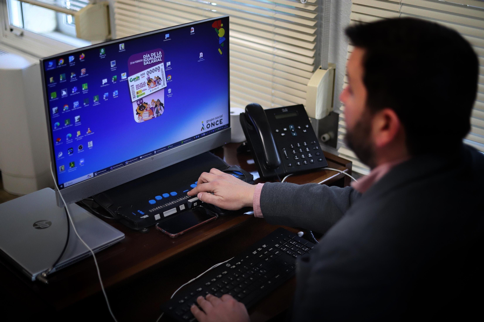 Imágenes de la entrevista a Francisco García Soriano, director de la ONCE en Huelva