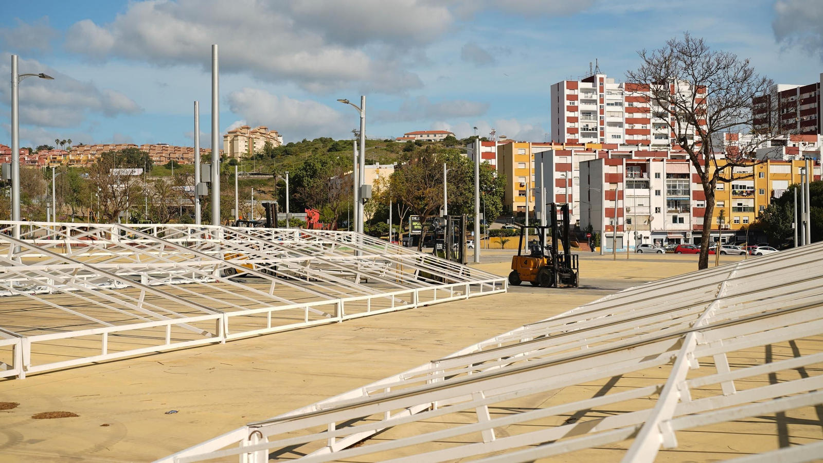 Comienza el montaje de las casetas de la Feria Real de Algeciras 2025