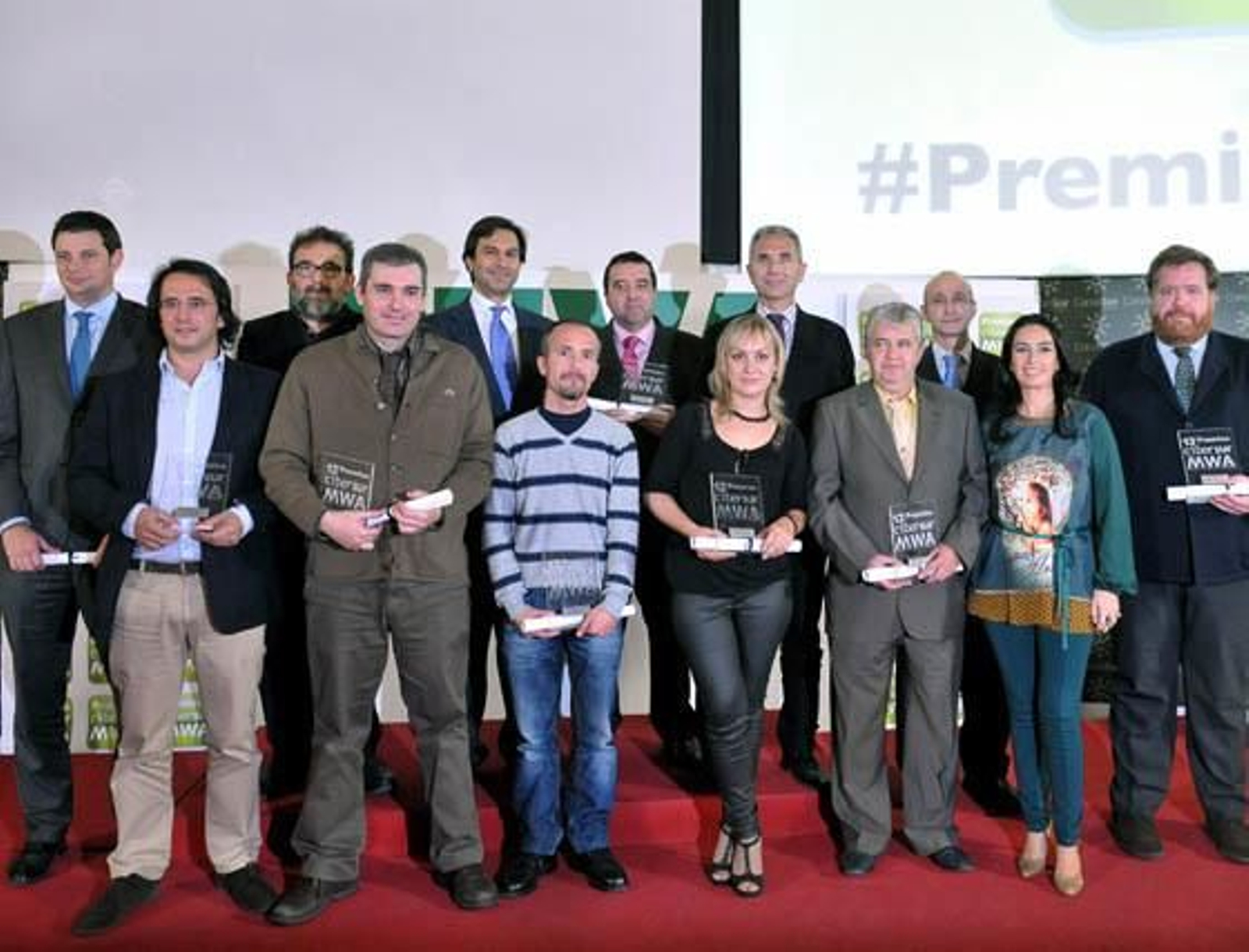 Los autores de las web andaluzas premiadas con Antonio Manfredi, director de Medios Interactivos de RTVA, y Juan María González, secretario general de Innovación, Industria y Energía de la Ceice de la Junta de Andalucía.  Foto: Victoria Ramírez