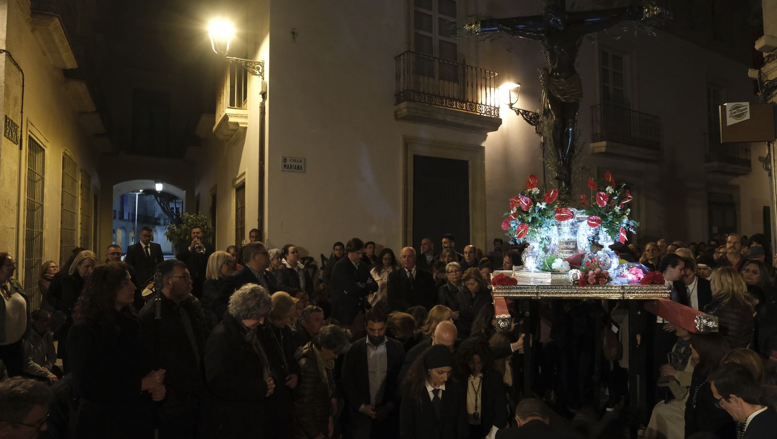 Procesión del Vía Crucis-Cristo de la Escucha en Almería, en imágenes