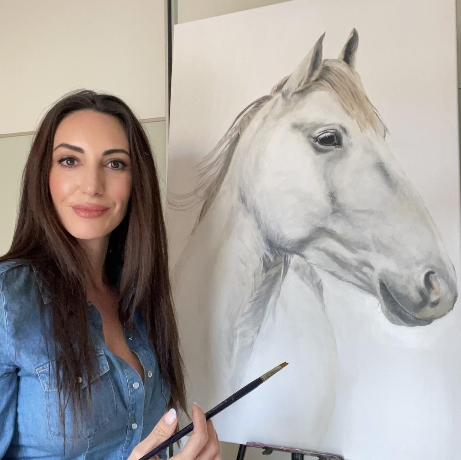 Cristina Gómez con una de sus obras.