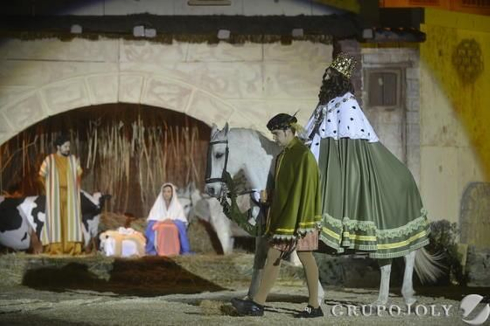 La primera representación del Auto de los Reyes Magos en Los Pedroches consigue un lleno absoluto pese al mal tiempo.

Foto: Sánchez Ruiz