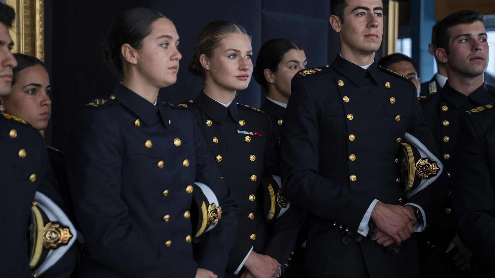 La Princesa de Asturias atiende a las explicaciones en la Escuela Naval de Valparaíso