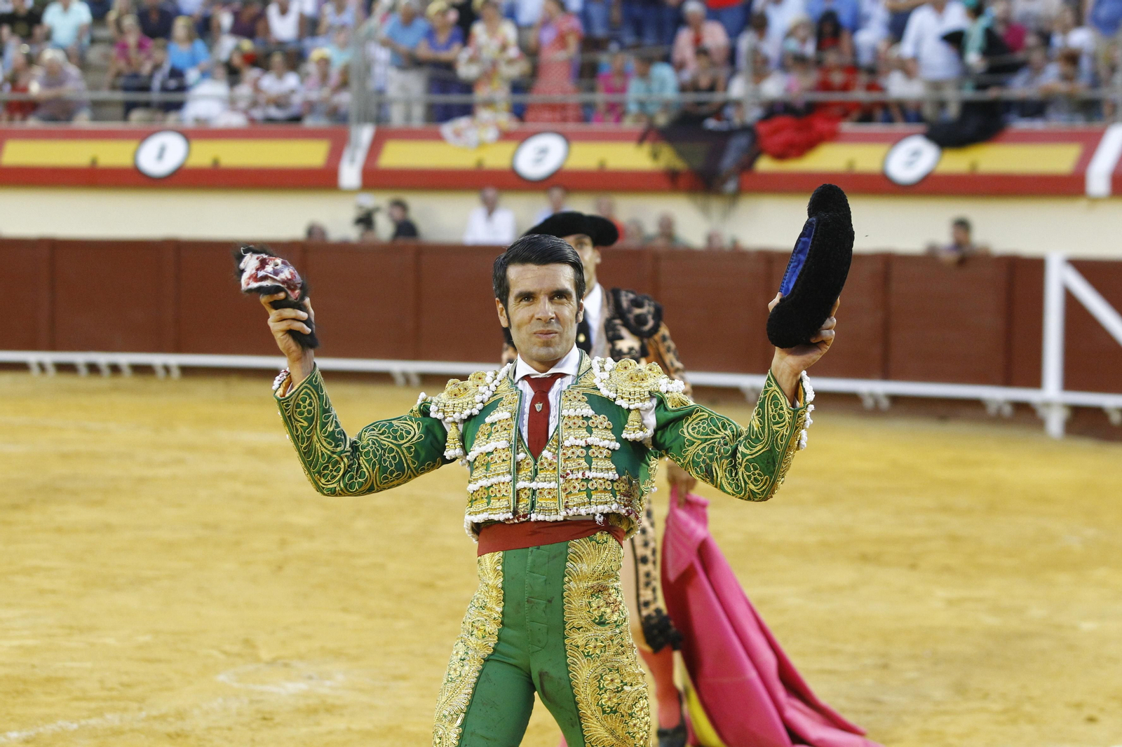 Imágenes de la corrida de toros de la Feria de Vera, con Morante de la Puebla, Emilio de Justo y Pablo Aguado