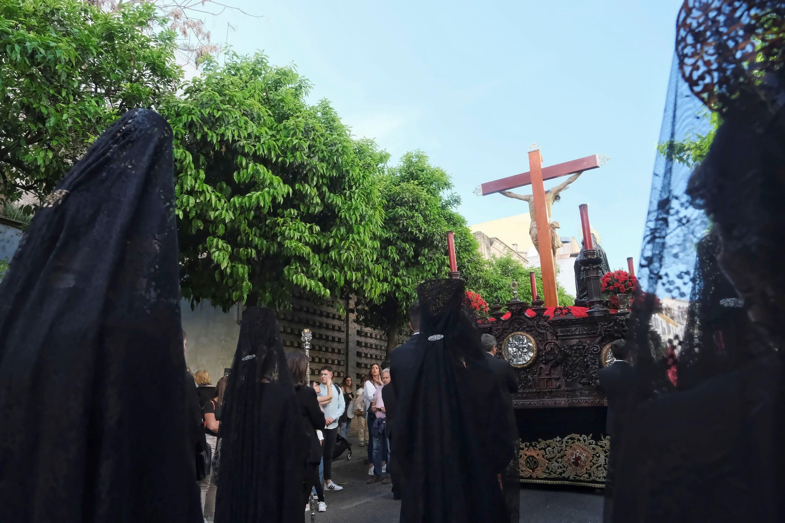 Jueves Santo en Córdoba: la procesión de la Caridad, en imágenes