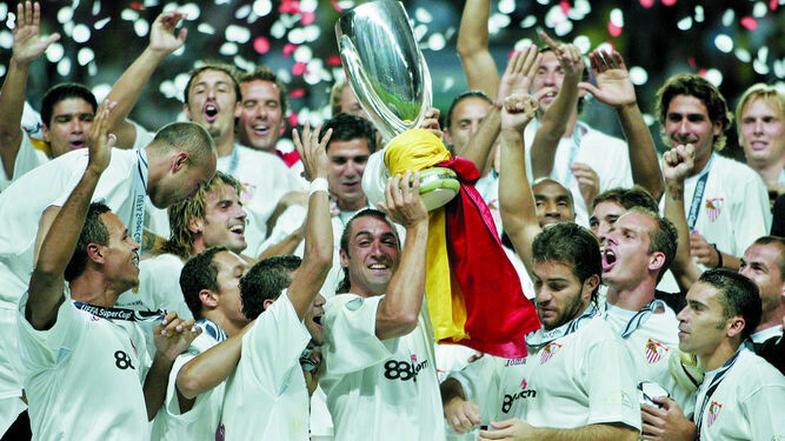 Javi Navarro levanta la Supercopa de Europa que ganó el Sevilla en Mónaco.