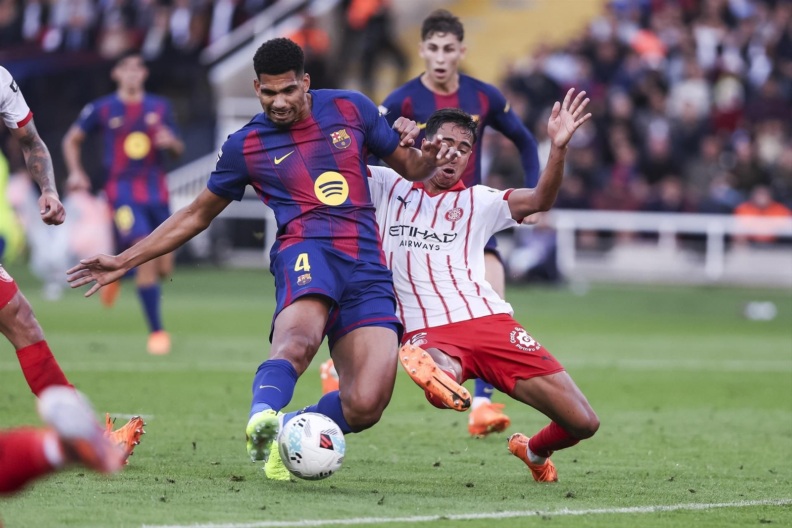 Araujo dispara para marcar el gol del triunfo del Barcelona en el último minuto.