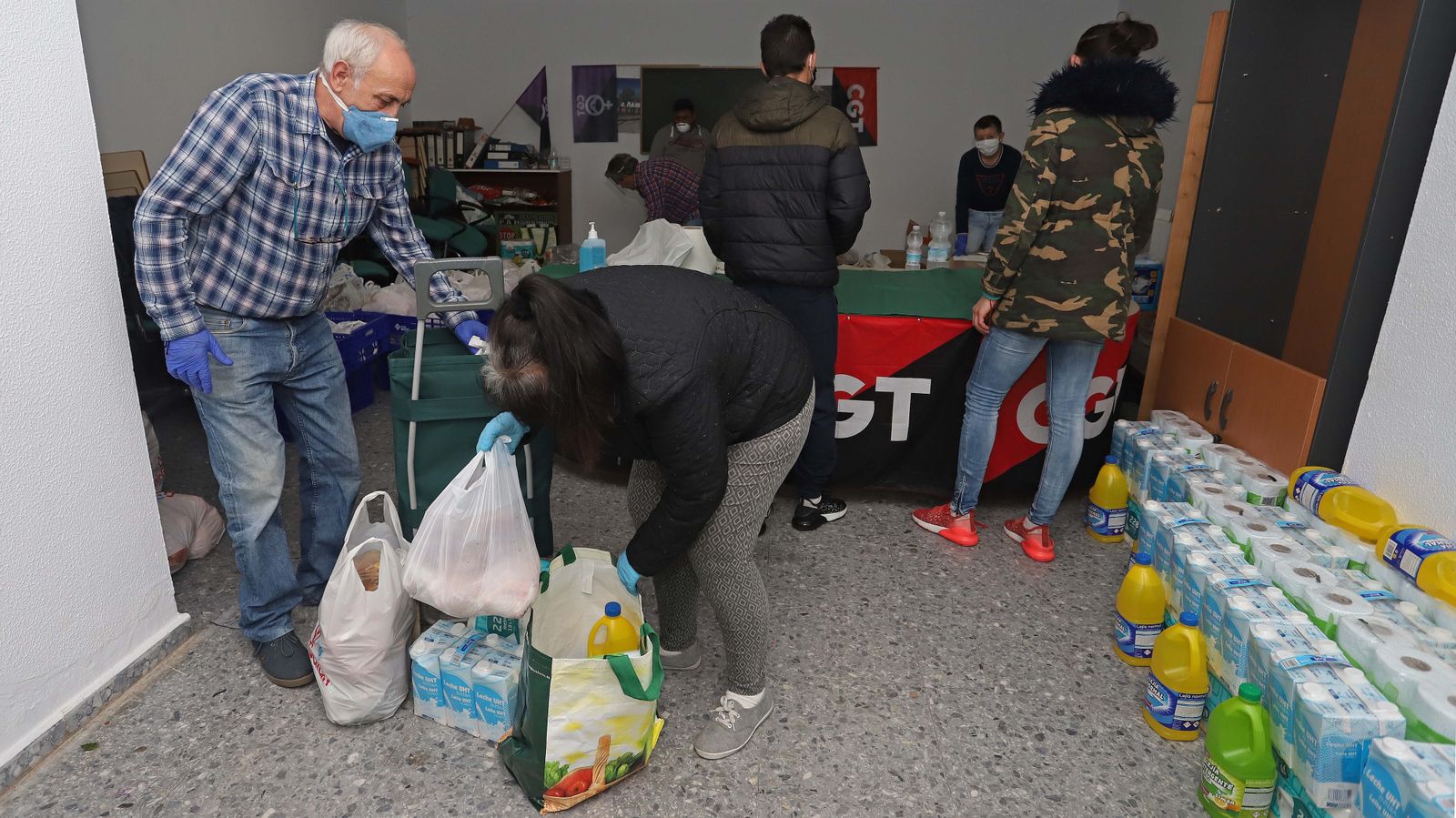 Reparto de alimentos del colectivo 'Solidarios frente al COVID-19'