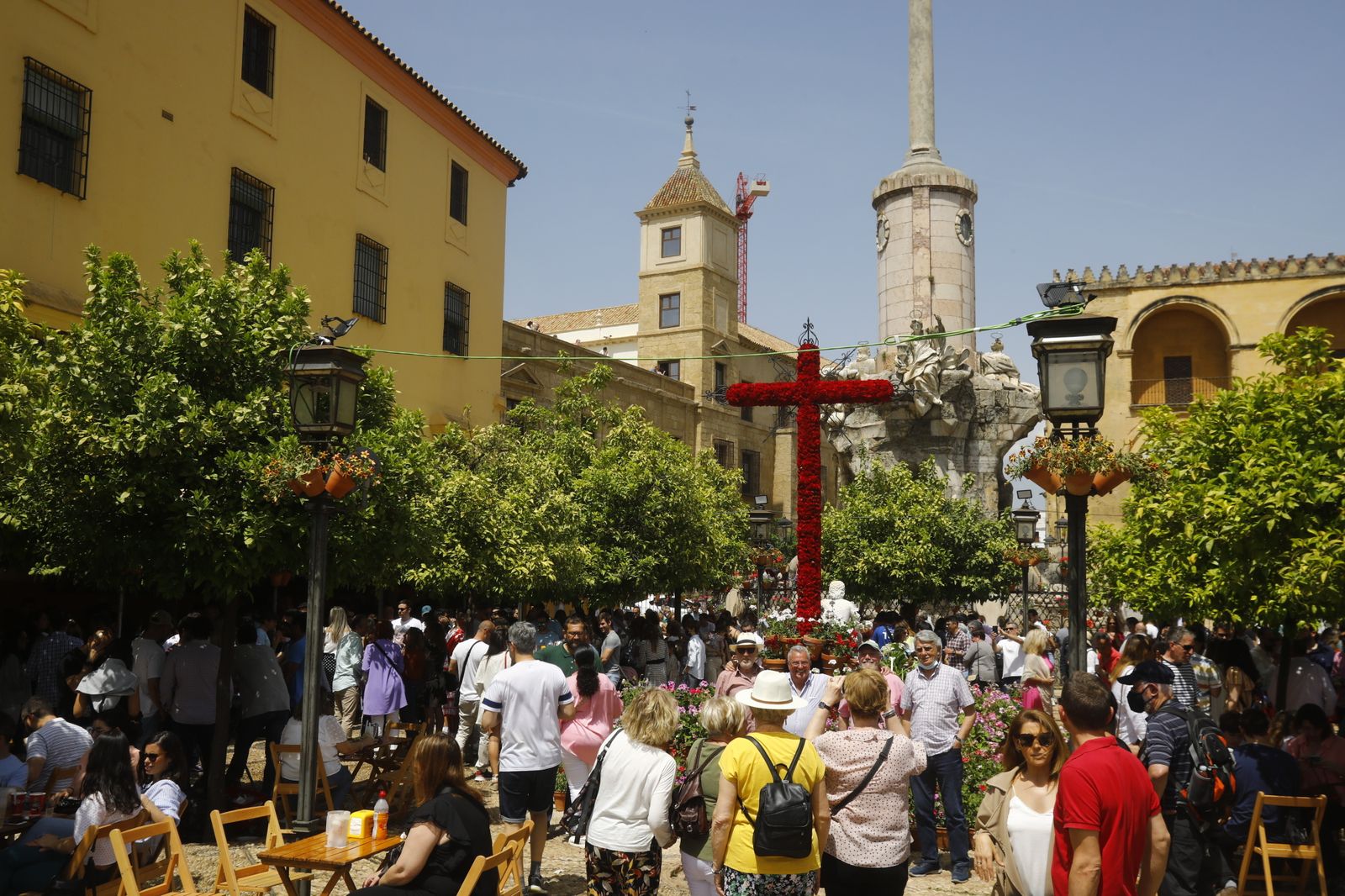 Los turistas abarrotan las calles y Las Cruces de Córdoba, en imágenes