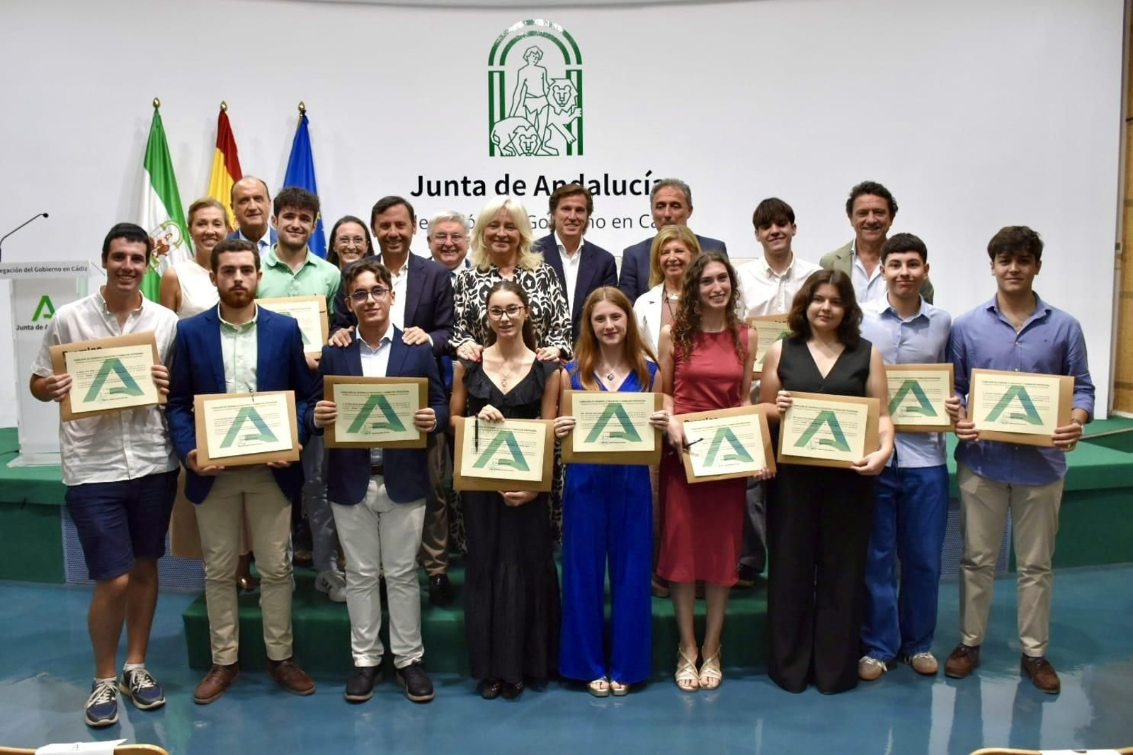 Foto de familia con los jóvenes reconocidos.