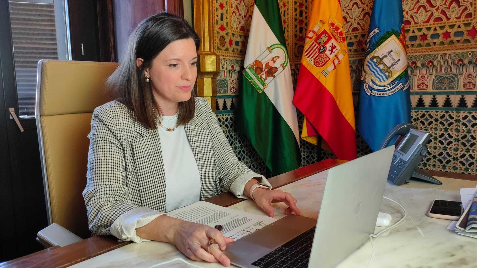 La alcaldesa, Patricia Cavada, durante la reunión con el grupo.