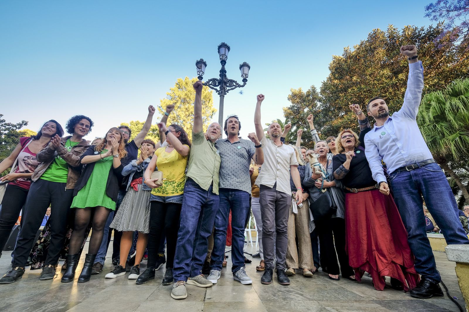 Los miembros de Adelante Cádiz saludan a los asistentes al acto electoral de plaza de Mina.