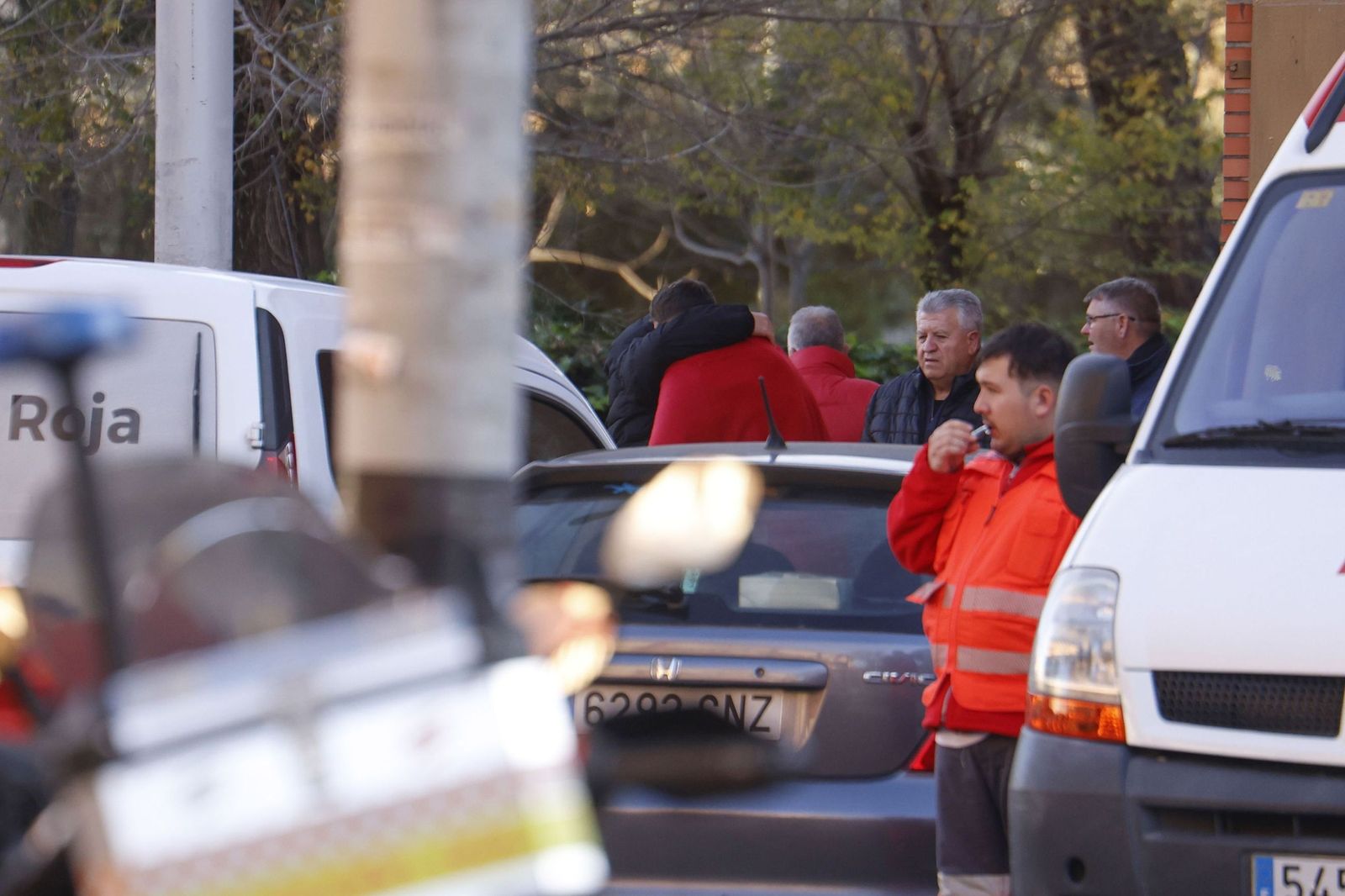 Una familia se abraza en el centro cívico de Poniente Sur.