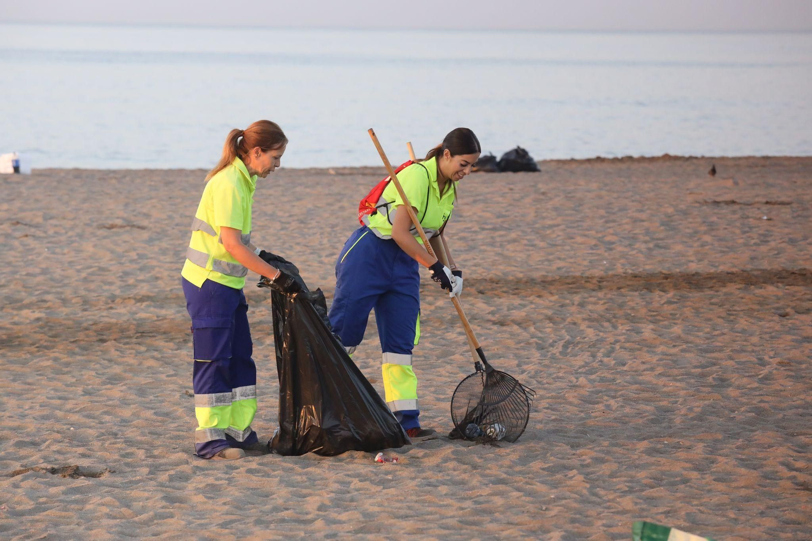 La 'resaca' de la Noche de San Juan en la playa de Huelin en Málaga La 'resaca' de la Noche de San Juan en la playa de Huelin en Málaga