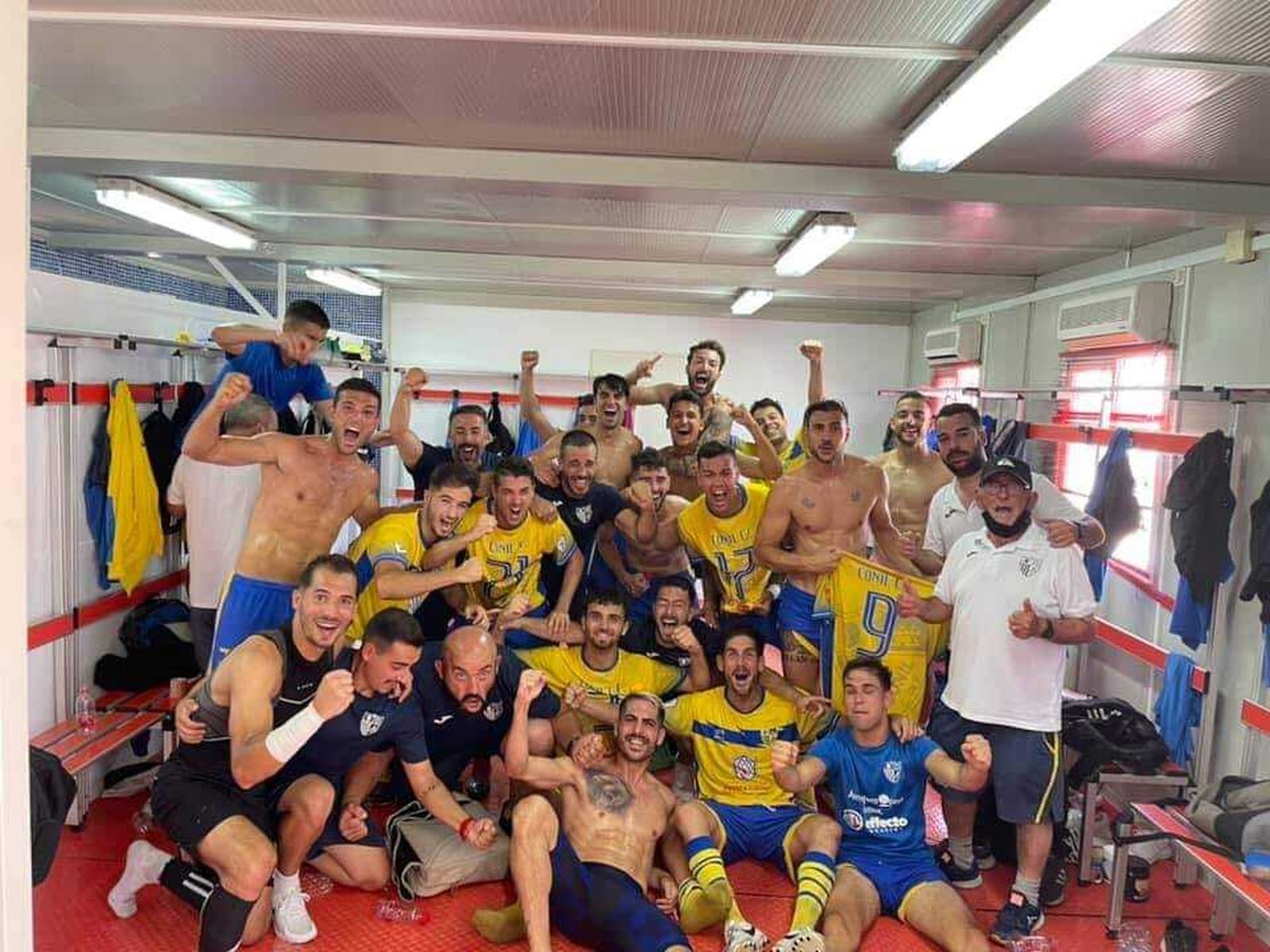 Celebración por todo lo alto en el vestuario al concluir el partido.