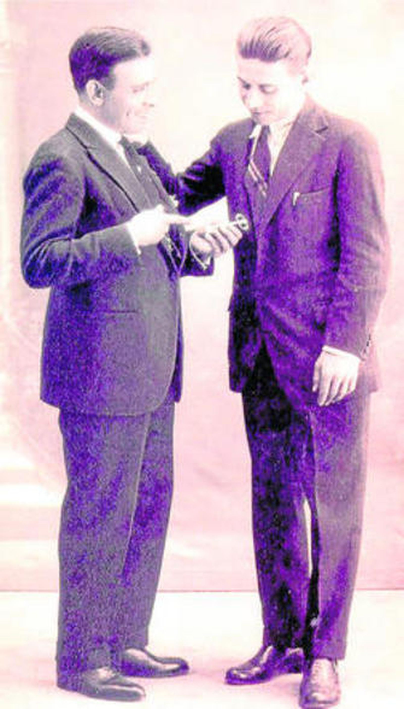 Manuel Vallejo muestra su Llave de Oro del Cante.