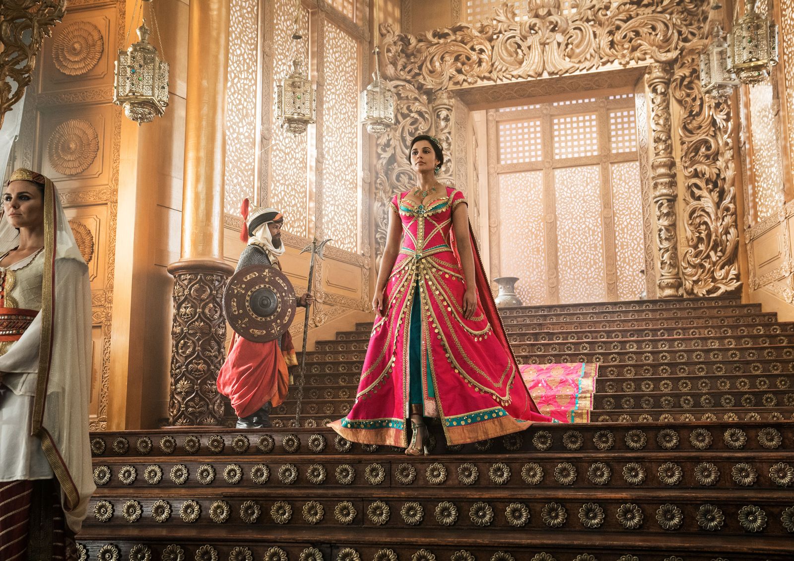 Naomi Scott interpreta a Jasmine.