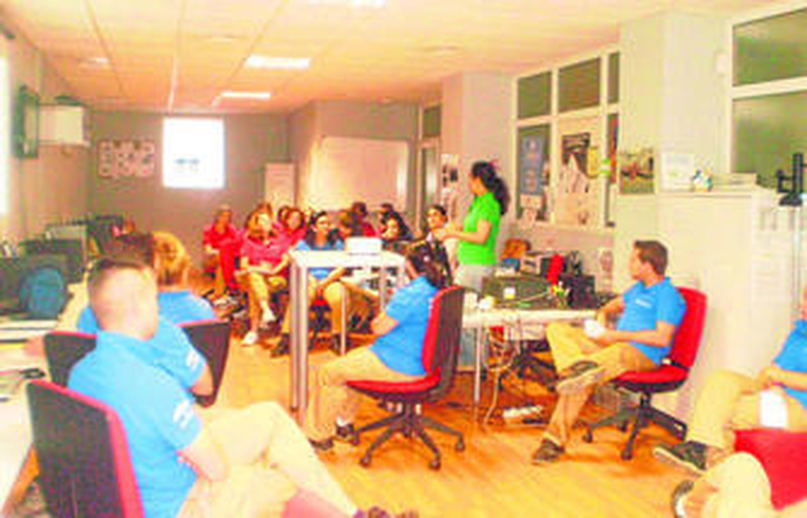 1. Alumnado del Taller de Empleo 'Cinchuelo', en el Centro Guadalinfo. 2. La famosa rotonda de Joselito el Gallo de Gelves 3. Una vista del portal del Ayuntamiento